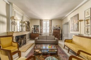 Elegant Bourgeois Townhouse with walled Garden, Swimming Pool and Outbuilding