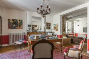 Elegant Bourgeois Townhouse with walled Garden, Swimming Pool and Outbuilding