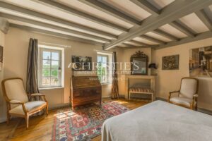 Elegant Bourgeois Townhouse with walled Garden, Swimming Pool and Outbuilding