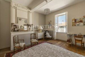 Elegant Bourgeois Townhouse with walled Garden, Swimming Pool and Outbuilding