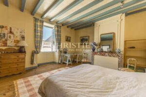 Elegant Bourgeois Townhouse with walled Garden, Swimming Pool and Outbuilding