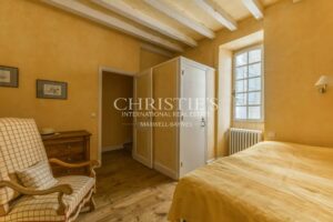 Elegant Bourgeois Townhouse with walled Garden, Swimming Pool and Outbuilding
