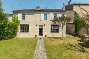 Elegant Bourgeois Townhouse with walled Garden, Swimming Pool and Outbuilding