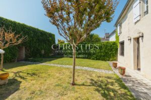 Elegant Bourgeois Townhouse with walled Garden, Swimming Pool and Outbuilding