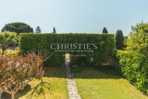 Elegant Bourgeois Townhouse with walled Garden, Swimming Pool and Outbuilding