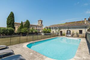 Elegant Bourgeois Townhouse with walled Garden, Swimming Pool and Outbuilding