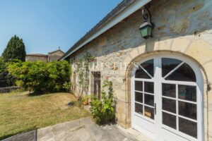 Elegant Bourgeois Townhouse with walled Garden, Swimming Pool and Outbuilding