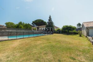 Elegant Bourgeois Townhouse with walled Garden, Swimming Pool and Outbuilding