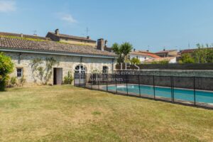 Elegant Bourgeois Townhouse with walled Garden, Swimming Pool and Outbuilding
