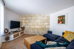 BOUSCAT CENTER – RENOVATED STONE HOUSE, 86 m2, WITH A 15 m2 TERRACE