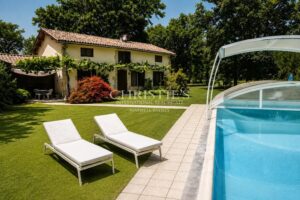 A vendre_Charmante villa avec jardin, piscine et terrasse pour profiter du soleil