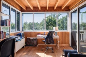 CASSY LANTON, architect-designed wooden villa with a view of the Bay