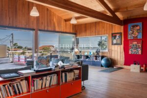 CASSY LANTON, architect-designed wooden villa with a view of the Bay