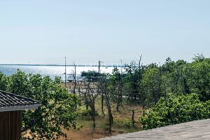CASSY LANTON, architect-designed wooden villa with a view of the Bay