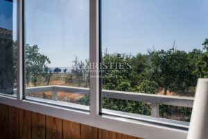 CASSY LANTON, architect-designed wooden villa with a view of the Bay