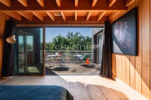 CASSY LANTON, architect-designed wooden villa with a view of the Bay