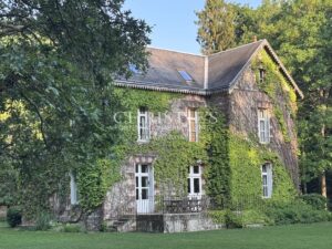 Handsome 1860s manor set in large park with attractive outbuildings
