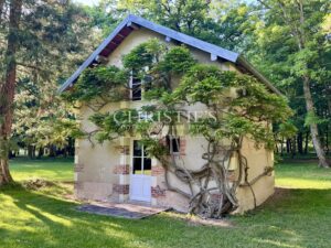 Handsome 1860s manor set in large park with attractive outbuildings