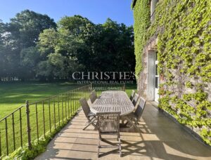Handsome 1860s manor set in large park with attractive outbuildings