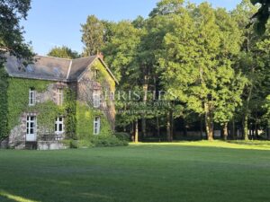 Handsome 1860s manor set in large park with attractive outbuildings