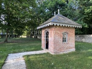 Handsome 1860s manor set in large park with attractive outbuildings