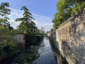 Handsome 1860s manor set in large park with attractive outbuildings