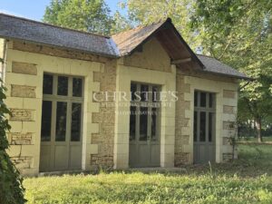 Handsome 1860s manor set in large park with attractive outbuildings