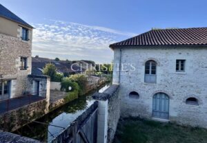 Handsome 1860s manor set in large park with attractive outbuildings