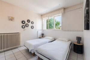 ARES, coeur de village et aperçu Bassin, spacieuse villa