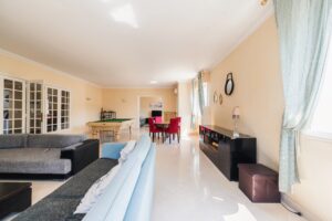 ARES, coeur de village et aperçu Bassin, spacieuse villa