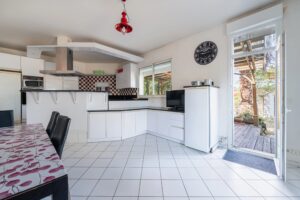 ARES, coeur de village et aperçu Bassin, spacieuse villa
