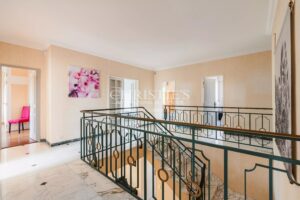 ARES, coeur de village et aperçu Bassin, spacieuse villa