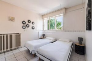 ARES, coeur de village et aperçu Bassin, spacieuse villa