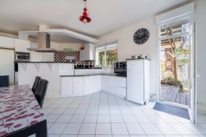 ARES, coeur de village et aperçu Bassin, spacieuse villa