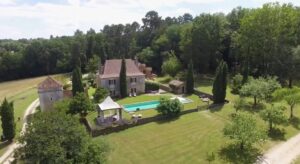 Domaine historique restauré + piscine et 10 hectares de terrain près de Bergerac