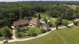 Domaine historique restauré + piscine et 10 hectares de terrain près de Bergerac