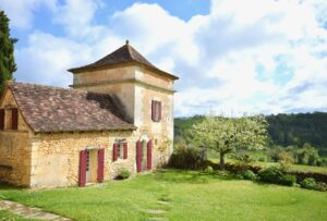 Domaine historique restauré + piscine et 10 hectares de terrain près de Bergerac