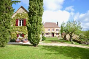 Domaine historique restauré + piscine et 10 hectares de terrain près de Bergerac