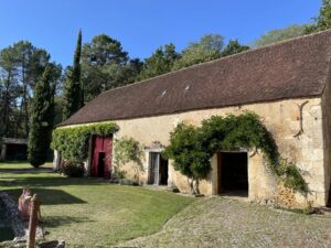 Domaine historique restauré + piscine et 10 hectares de terrain près de Bergerac
