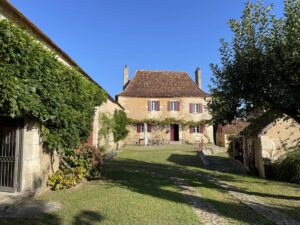 Domaine historique restauré + piscine et 10 hectares de terrain près de Bergerac