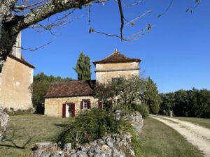 Domaine historique restauré + piscine et 10 hectares de terrain près de Bergerac