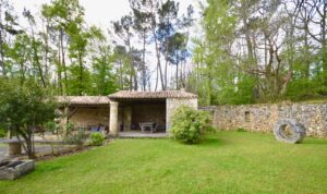 Domaine historique restauré + piscine et 10 hectares de terrain près de Bergerac