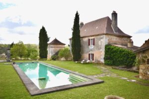 Domaine historique restauré + piscine et 10 hectares de terrain près de Bergerac