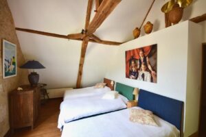 Domaine historique restauré + piscine et 10 hectares de terrain près de Bergerac
