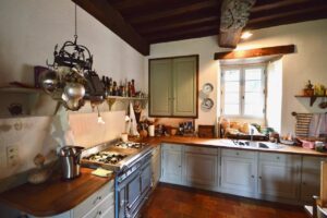Domaine historique restauré + piscine et 10 hectares de terrain près de Bergerac