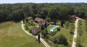 Domaine historique restauré + piscine et 10 hectares de terrain près de Bergerac