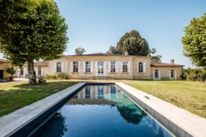 A magnificent, restored Chartreuse in the heart of the vineyards