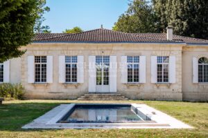 A magnificent, restored Chartreuse in the heart of the vineyards