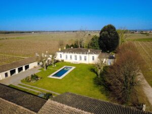 A magnificent, restored Chartreuse in the heart of the vineyards