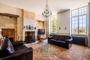 A magnificent, restored Chartreuse in the heart of the vineyards